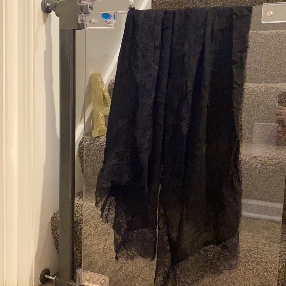 Bcbgmaxazria black women’s scarf